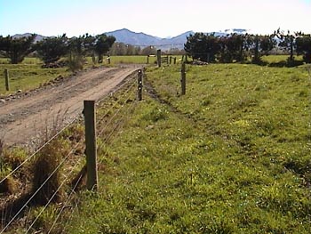 ELECTRIC FENCE INSTALLATION FOR LIVESTOCK